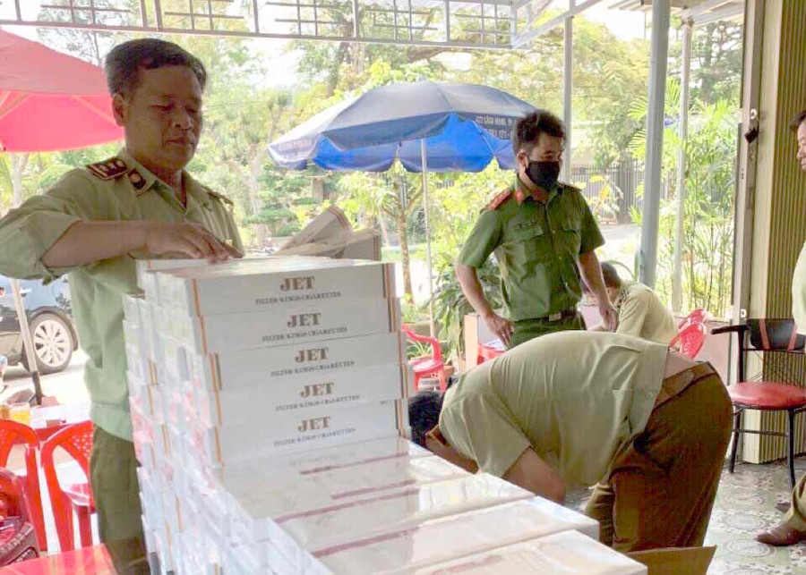  Đội Quản lý Thị trường số 1 (Cục Quản lý Thị trường tỉnh) kiểm đếm thuốc lá điếu nhập lậu bị thu giữ. Ảnh: Vũ Thảo