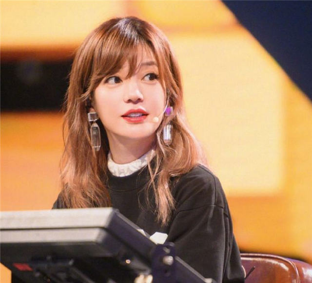 Nhờ vai Tiểu Yến Tử trong “Hoàn Châu cách cách”, tên tuổi của Triệu Vy (sinh năm 1976) lên như diều gặp gió. Sau đó, cô tham gia nhiều dự án phim khác và đều tạo được dấu ấn. Bên cạnh diễn xuất, Triệu Vy còn hoạt động nghệ thuật với vai trò ca sĩ, đạo diễm kiêm nhà sản xuất. Triệu Vy được trao tặng nhiều giải thưởng khác nhau về phim ảnh, âm nhạc. Nhờ vai Tiểu Yến Tử trong “Hoàn Châu cách cách”, tên tuổi của Triệu Vy (sinh năm 1976) lên như diều gặp gió. Sau đó, cô tham gia nhiều dự án phim khác và đều tạo được dấu ấn. Bên cạnh diễn xuất, Triệu Vy còn hoạt động nghệ thuật với vai trò ca sĩ, đạo diễm kiêm nhà sản xuất. Triệu Vy được trao tặng nhiều giải thưởng khác nhau về phim ảnh, âm nhạc.