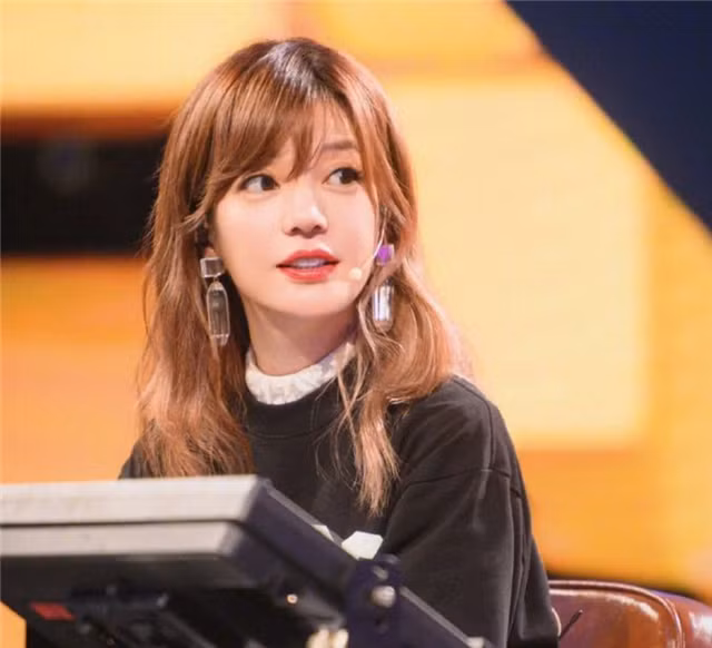 Nhờ vai Tiểu Yến Tử trong “Hoàn Châu cách cách”, tên tuổi của Triệu Vy (sinh năm 1976) lên như diều gặp gió. Sau đó, cô tham gia nhiều dự án phim khác và đều tạo được dấu ấn. Bên cạnh diễn xuất, Triệu Vy còn hoạt động nghệ thuật với vai trò ca sĩ, đạo diễm kiêm nhà sản xuất. Triệu Vy được trao tặng nhiều giải thưởng khác nhau về phim ảnh, âm nhạc.