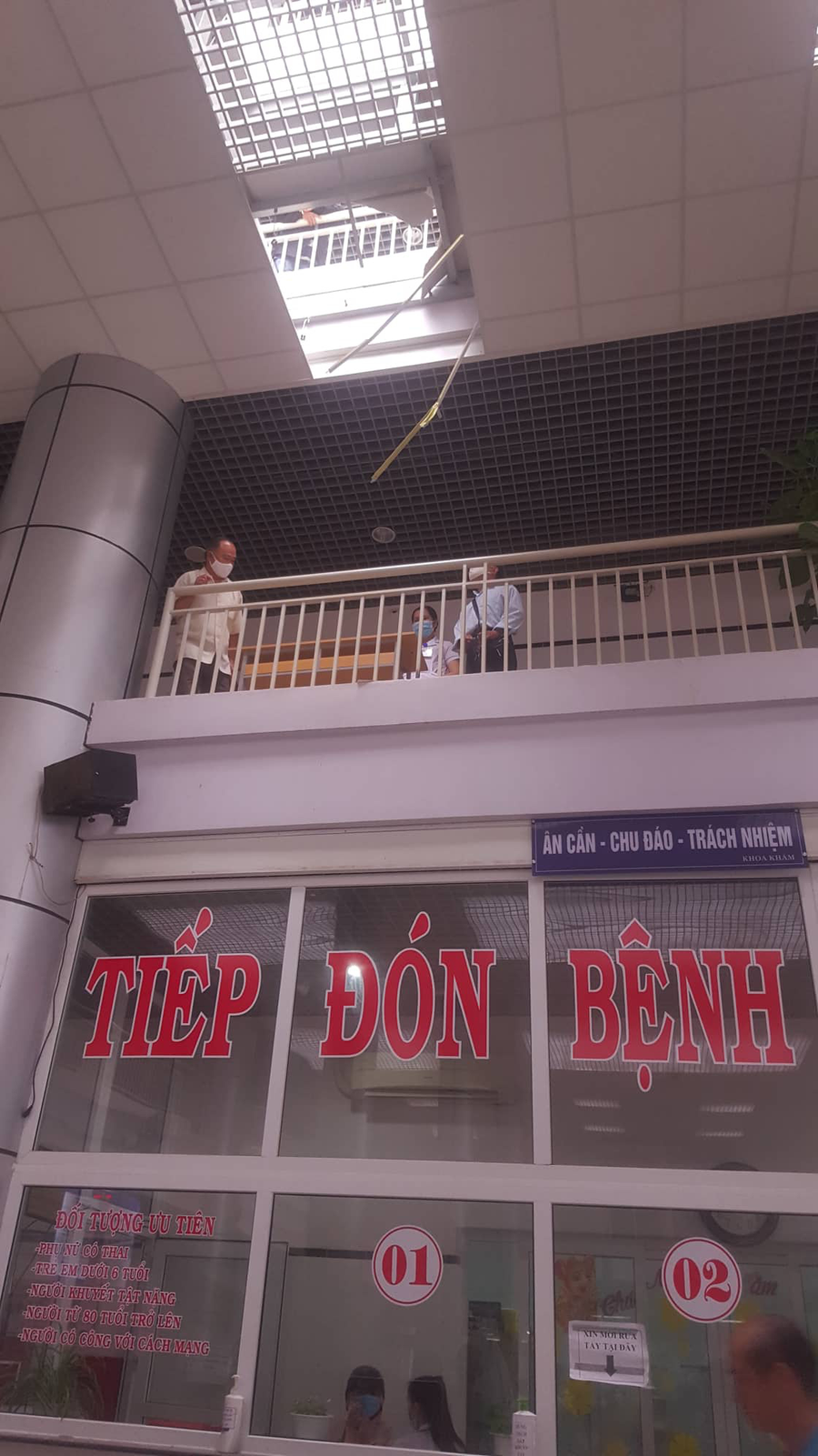 Tấm trần rơi xuống, để lại một lỗ thủng to trên trần nhà.