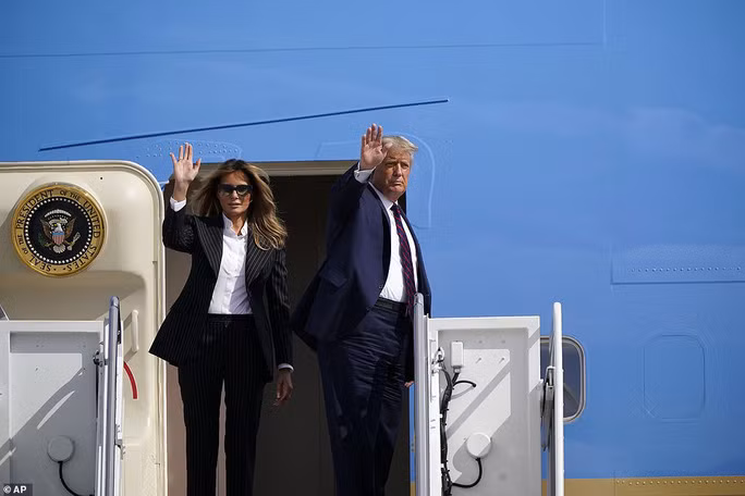 Vợ chồng Tổng thống Trump trên chiếc Không lực 1, chuẩn bị tới Cleveland cho cuộc tranh luận đầu tiên. Ảnh: AP Vợ chồng Tổng thống Trump trên chiếc Không lực 1, chuẩn bị tới Cleveland cho cuộc tranh luận đầu tiên. Ảnh: AP
