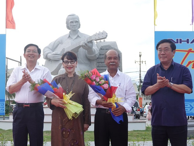 Lãnh đạo Tỉnh ủy, UBND tỉnh Bình Định tặng hoa cho ca sĩ Trịnh Vĩnh Trinh và nhà điêu khắc Lâm Quang Nới ẢNH: HOÀNG TRỌNG