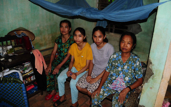 Bà Liên, cụ Tuân cùng hai người cháu trong căn nhà dột nát - Ảnh B.D.