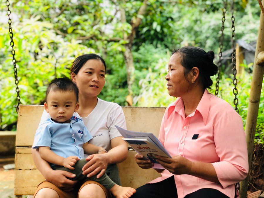 Ngoài nhiệm vụ của hội viên nông dân, bà Đào Thị Thảo (bìa phải; thôn Hợp Thắng, xã Ia Drăng, huyện Chư Prông) còn là cộng tác viên dân số tích cực. Ảnh: Phan Lài