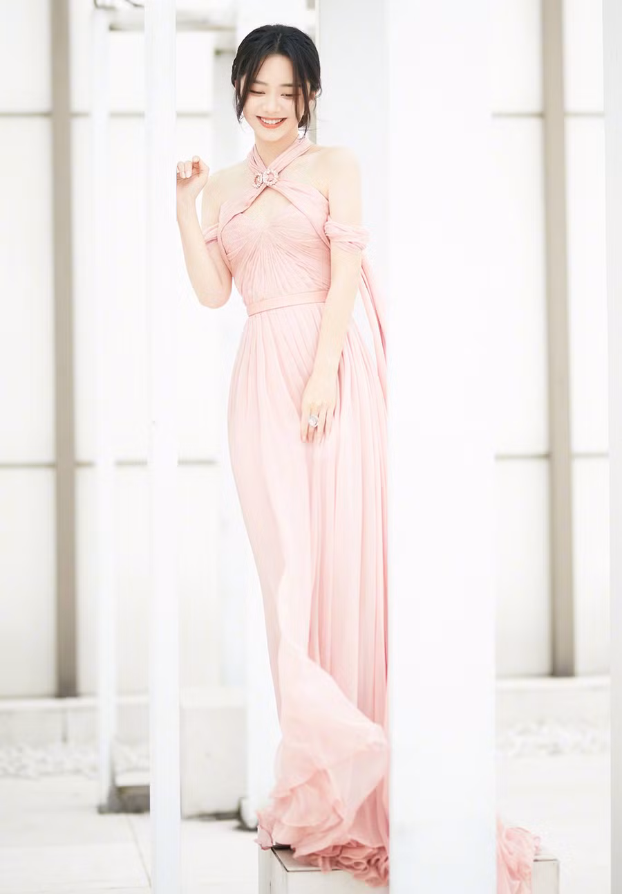 Đàm Tùng Vận xinh đẹp 