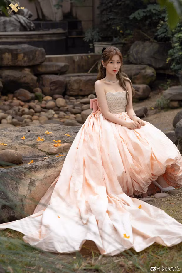 Mỹ nhân này từng góp mặt trong các bộ phim thu hút đông đảo khán giả quan tâm như: Bạn trai vi diệu của tôi 2, Trạm kế tiếp là hạnh phúc, Thiếu chủ đi chậm thôi...