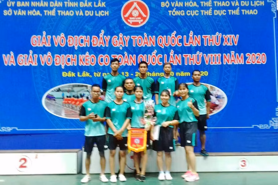 Đoàn VĐV tỉnh Gia Lai chụp ảnh lưu niệm tại giải. Ảnh: Nay Gôn