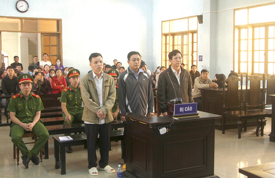 Hoãn phiên tòa xét xử vụ tham ô tài sản ở Đức Cơ ảnh 1 Các bị cáo tại phiên tòa sơ thẩm. Ảnh: Văn Ngọc
