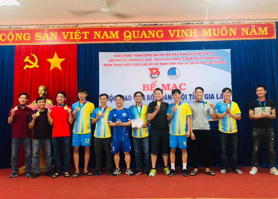 Giải nhất môn bóng đá thuộc về đội Cụm hoạt động số 4. Ảnh: Phan Lài