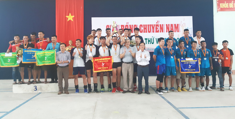 Ban tổ chức trao cờ cho các đội có thành tích xuất sắc nhất. Ảnh: Tuyết Mai