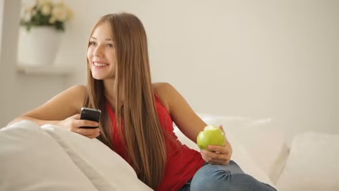 Rửa tay sau khi đi vệ sinh, rồi cầm lại điện thoại, thì việc rửa tay cũng trở nên vô dụng. Vì sau đó vi khuẩn sẽ bám lại vào điện thoại di động của bạn rồi lây truyền vào tay lại- Ảnh: Shutterstock