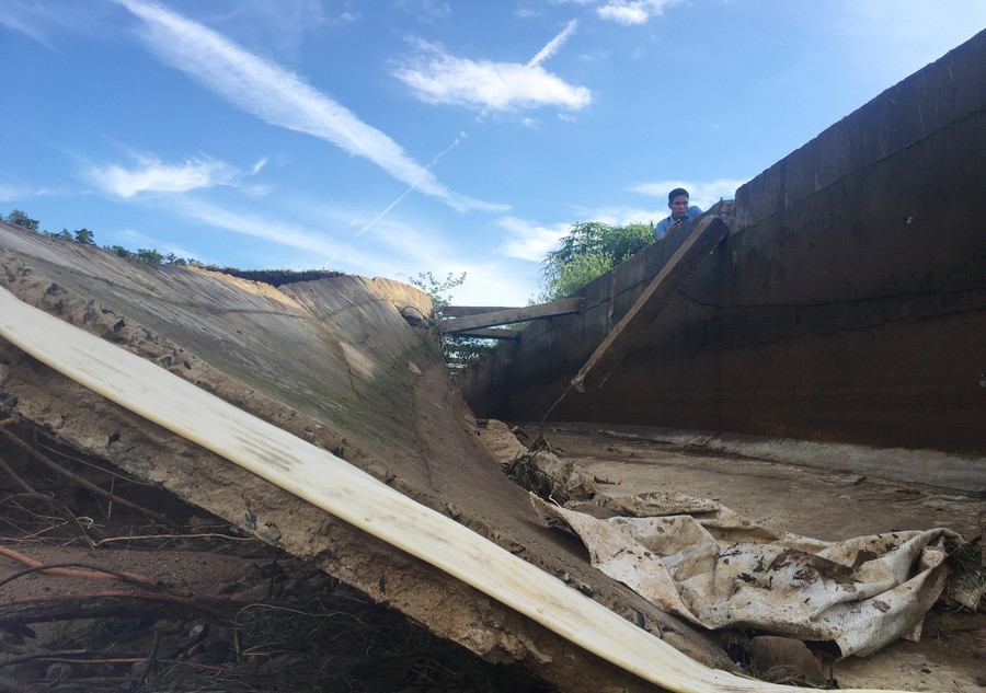 Kênh mương chính bị vỡ toát ra do mưa lũ.