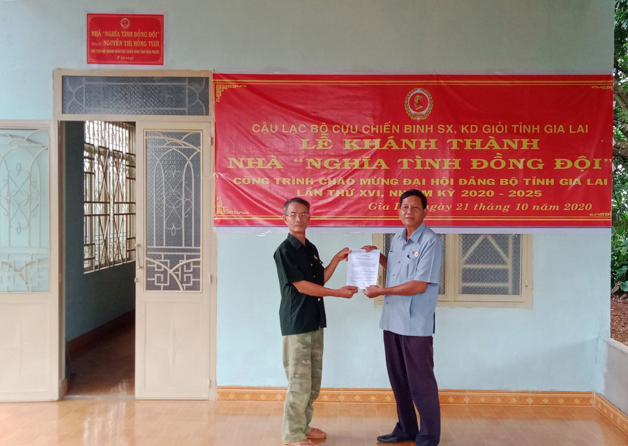 Hội Cựu chiến binh TP. Pleiku bàn giao nhà "Nghĩa tình đồng đội” cho cựu chiến binh Lô Cao Bằng. Ảnh: Hà Phương  Hội Cựu chiến binh TP. Pleiku bàn giao “Nhà nghĩa tình đồng đội” cho cựu chiến binh Lô Cao Bằng. Ảnh: Hà Phương