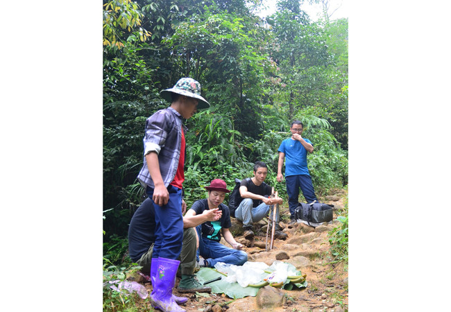 Bữa trưa ngay trên đường leo núi của đoàn (ảnh trên). 