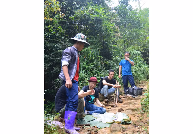 Bữa trưa ngay trên đường leo núi của đoàn (ảnh trên). 