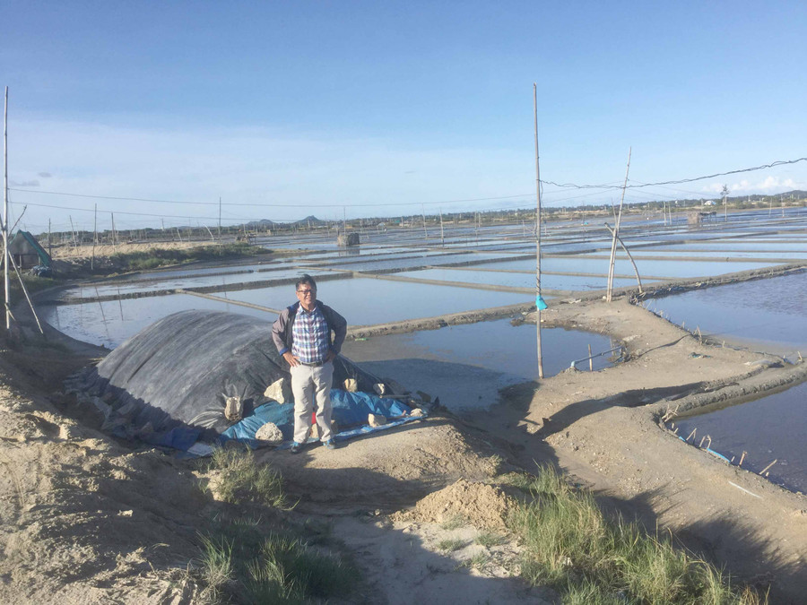 Tác giả bên đồng muối Đề Gi. Ảnh: Hoàng Linh Việt