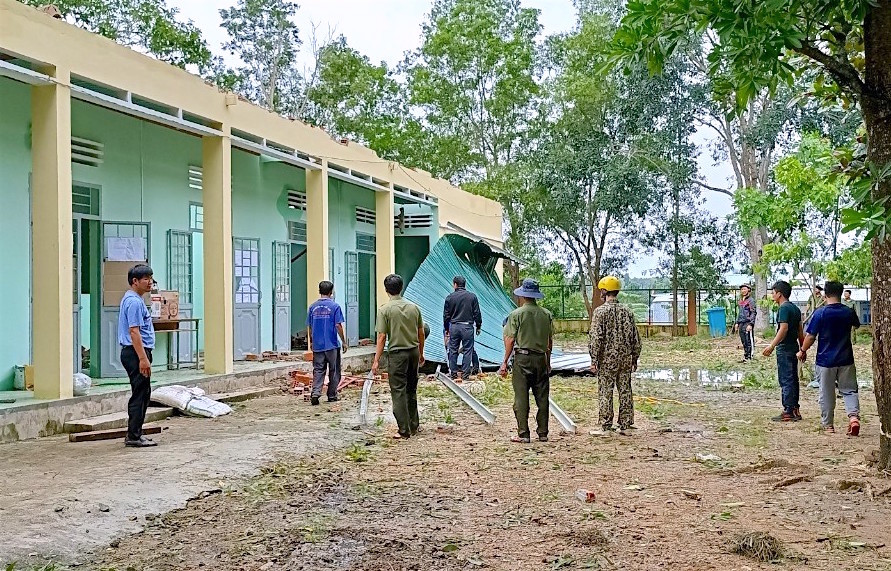 Khắc phục thiệt hại sau bão tại Trường Phổ thông Dân tộc bán trú Tiểu học và THCS Sró (xã Sró, huyện Kông Chro). Ảnh: Mộc Trà