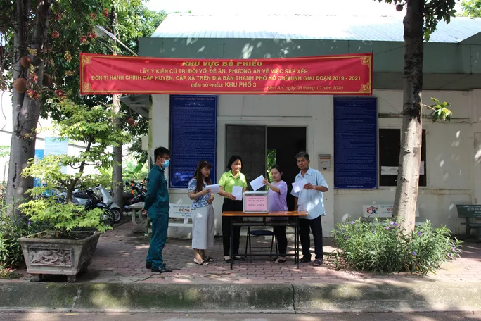 Người dân khu phố 3, phường Bình An, quận 2 cho ý kiến việc thành lập và tên gọi TP Thủ Đức. Ảnh: Đình Trà