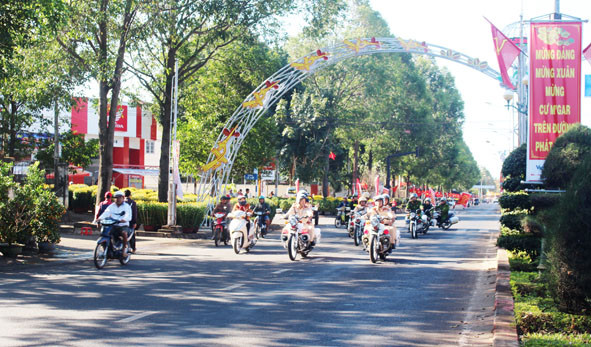 Một tuyến phố trung tâm thị trấn Quảng Phú (huyện Cư M'gar) rợp bóng cây xanh. Ảnh: Vân Anh