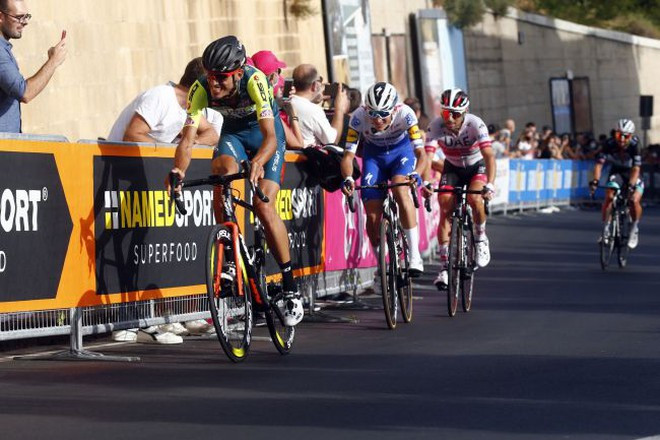 Cua rơ Wackermann (trái) đã phải điều trị với nhiều chấn thương gặp phải trong vụ tai nạn - Ảnh: CHỤP MÀN HÌNH Cua rơ Wackermann (trái) đã phải điều trị với nhiều chấn thương gặp phải trong vụ tai nạn - Ảnh: CHỤP MÀN HÌNH