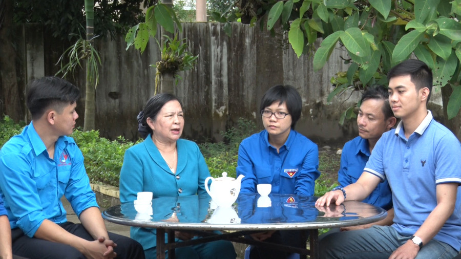 Đồng chí Y Vêng - Nguyên Ủy viên Trung ương Đảng, nguyên Bí thư Tỉnh ủy Kon Tum trò chuyện cùng các ĐVTN. Ảnh: TN