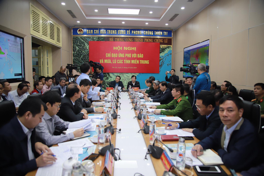 Toàn cảnh Hội nghị ứng phó với bão số 8 và mưa lũ miền Trung. Toàn cảnh Hội nghị ứng phó với bão số 8 và mưa lũ miền Trung.
