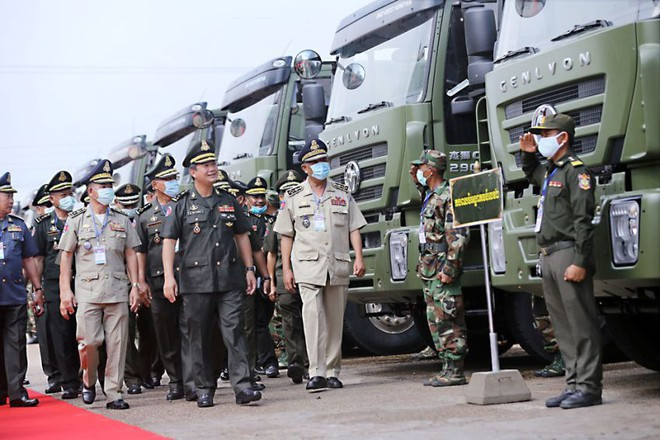 Lễ bàn giao 290 xe tải quân sự của Trung Quốc cho Campuchia hồi tháng 6.2020 - Ảnh: The Phnom Penh Post