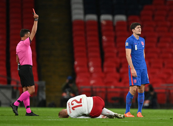  Harry Maguire bị truất quyền thi đấu sau tình huống phạm lỗi với Dolberg - Ảnh: REUTERS