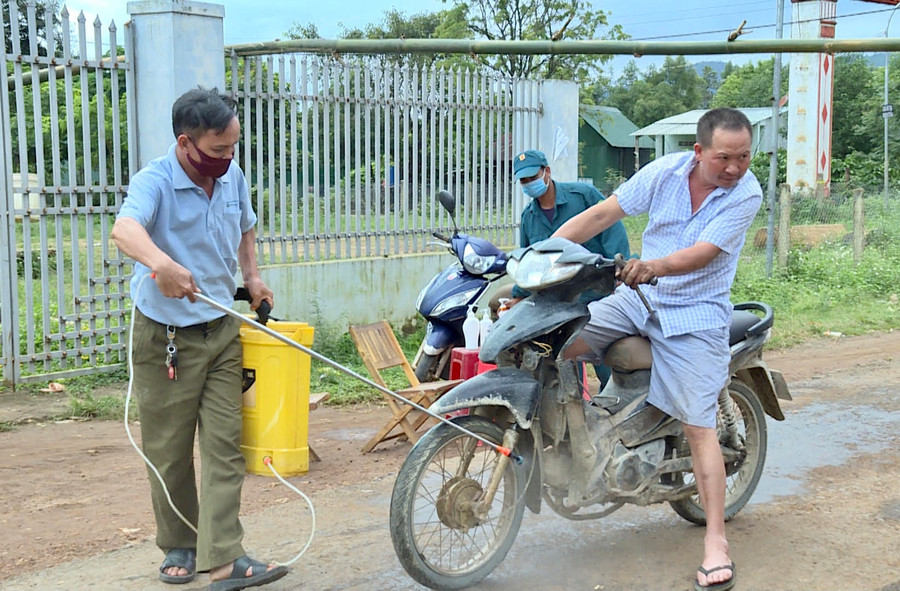  Kiểm soát phòng dịch bạch hầu tại làng Bek, xã Ia Bă, huyện Ia Grai. Ảnh: Như Nguyện