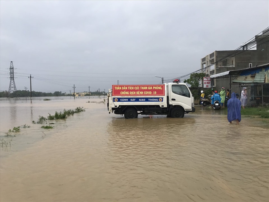 Cảnh sát giao thông Đại Lộc chắn đoạn ngập, không cho phương tiện lưu thông qua lại.