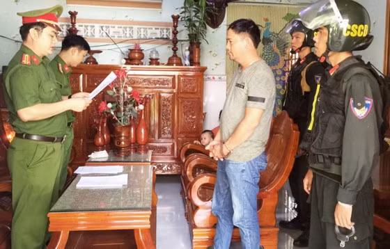 Cảnh sát đọc lệnh khởi tố, bắt tạm giam đối tượng Trần Quang Hưng (biệt danh Kim Em). Ảnh: HT