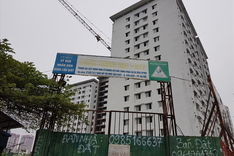 Dự án nhà ở tái định cư N01 - D17 Duy Tân (phường Dịch Vọng Hậu, Cầu Giấy, Hà Nội) sở hữu một vị trí “vàng” tại quận Cầu Giấy nhưng 10 năm chưa xong. Ảnh: Cao Nguyên Dự án nhà ở tái định cư N01 - D17 Duy Tân (phường Dịch Vọng Hậu, Cầu Giấy, Hà Nội) sở hữu một vị trí “vàng” tại quận Cầu Giấy nhưng 10 năm chưa xong. Ảnh: Cao Nguyên