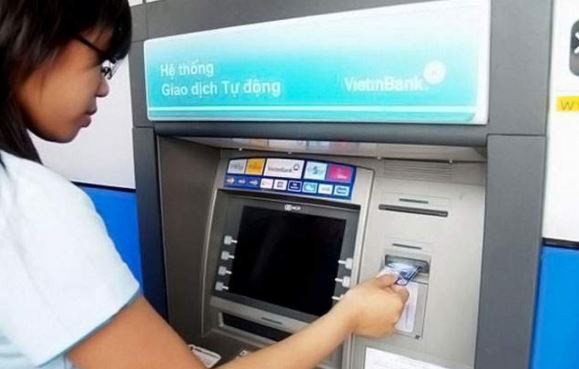 Quy định mới về trả lương qua thẻ ATM từ 2021 ảnh 1 Từ năm 2021, người sử dụng lao động có trách nhiệm trả các loại phí liên quan đến mở tài khoản ngân hàng để trả lương và phí chuyển lương cho người lao động