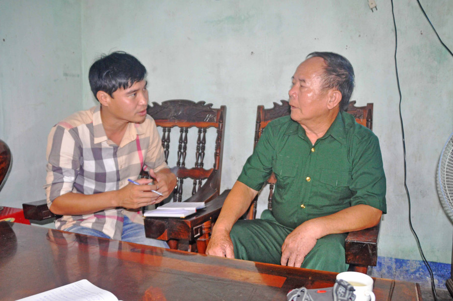 Ông Phan Ngọc Huân (bìa phải) kể cho P.V nghe hành trình tìm hài cốt đồng đội. Ảnh: Hoành Sơn