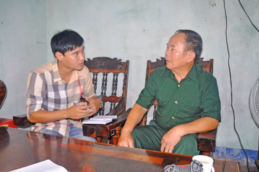 Ông Phan Ngọc Huân (bìa phải) kể cho P.V nghe hành trình tìm hài cốt đồng đội. Ảnh: Hoành Sơn