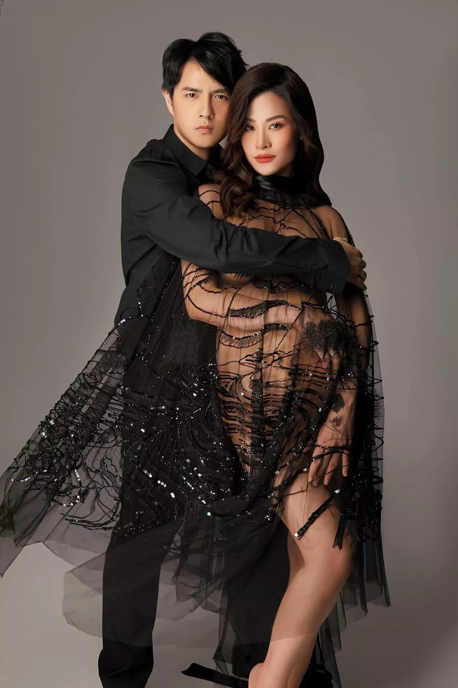 Trên trang cá nhân, Đông Nhi thu hút sự chú ý của dân mạng khi đăng tải loạt ảnh tình tứ bên ông xã Ông Cao Thắng. Được biết, đây là bộ ảnh kỷ niệm sinh nhật tuổi 32 của Đông Nhi và cũng là những hình ảnh nữ ca sĩ khoe vóc dáng gợi cảm ở tháng cuối thai kỳ. 