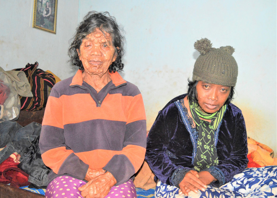 Bà Sơih và con gái Sou. Ảnh: Đinh Yến