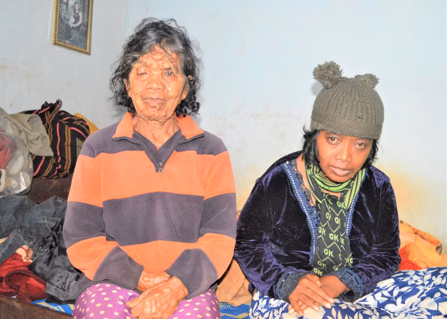 Bà Sơih và con gái Sou. Ảnh: Đinh Yến