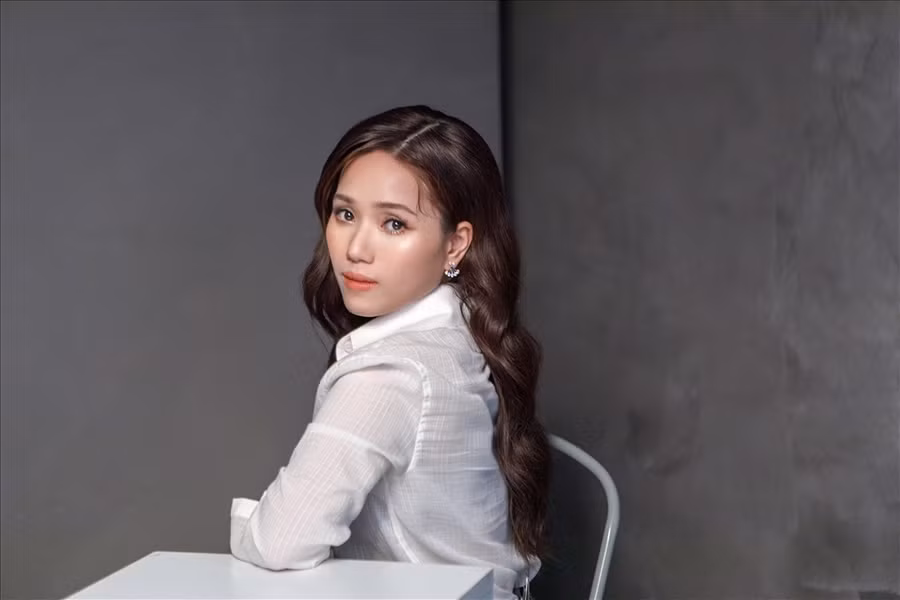 Sinh năm 1990 ở Hải Dương, Thùy Chi có nhiều ca khúc được yêu mến như Giấc mơ trưa, Xe đạp, Thành thị, Yêu, Phía cuối con đường, Nàng thơ xứ Huế...