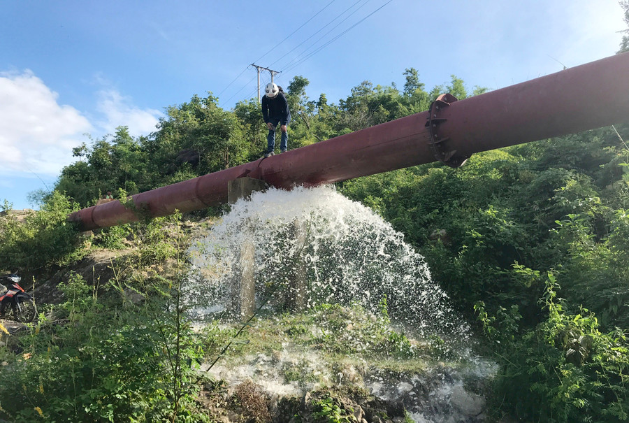 Kênh bị vùi lấp, hư hỏng khiến ống dẫn nước vào kênh bị rò rỉ ra bên ngoài. 