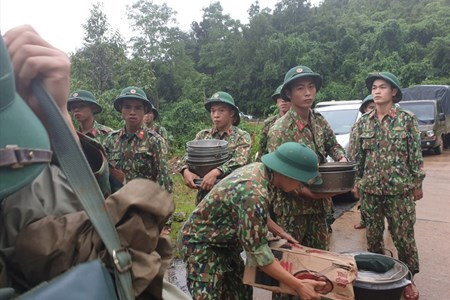 Khẩn cấp cứu dân là nhiệm vụ quan trọng nhất. Ảnh: H.T Khẩn cấp cứu dân là nhiệm vụ quan trọng nhất. Ảnh: H.T