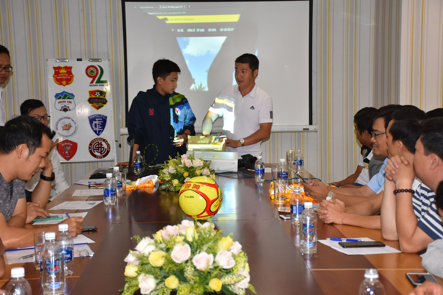 Các đội bốc thăm tại buổi họp báo. Ảnh: Hà Phương Các đội bốc thăm tại buổi họp báo. Ảnh: Hà Phương