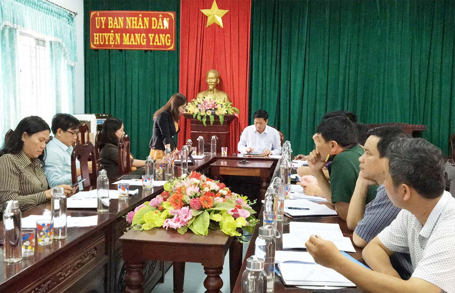 Ủy ban nhân dân huyện Mang Yang tổ chức họp khẩn, đồng thời chỉ đạo các cấp, các ngành, chính quyền địa phương khẩn trương triển khai các biện pháp phòng-chống dịch bệnh tại xã Đak Ta Ley và các xã, thị trấn còn lại trên địa bàn huyện. Ảnh: Thanh Xuyên Ủy ban nhân dân huyện Mang Yang đã tổ chức cuộc họp khẩn, đồng thời có công chỉ đạo các cấp, các ngành, chính quyền địa phương khẩn trương triển khai các biện pháp phòng-chống dịch bệnh tại xã Đak Ta Ley và trên địa bàn huyện. Ảnh: Thanh Xuyên