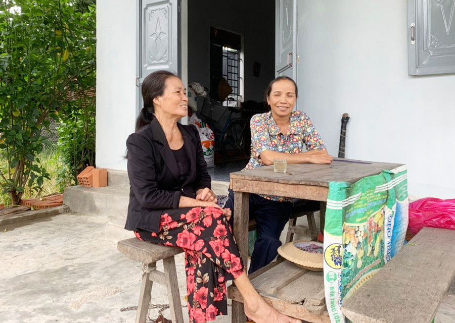  Bà Ngô Thị Doa (bìa trái, thôn Bình Trung, xã Chư Răng, huyện Ia Pa) bên căn nhà “Nghĩa tình đồng đội” mới được xây dựng. Ảnh: V.C