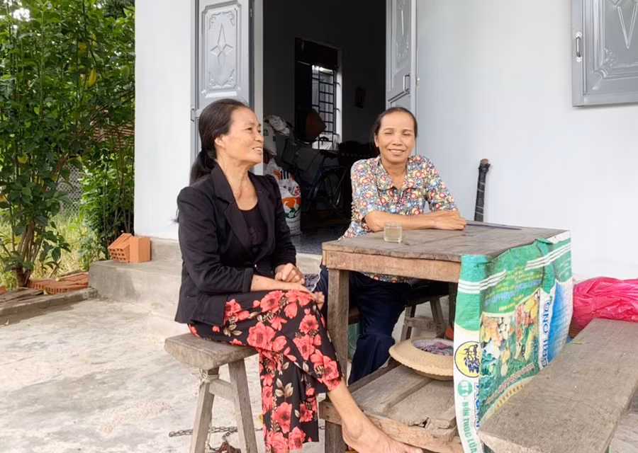  Bà Ngô Thị Doa (bìa trái, thôn Bình Trung, xã Chư Răng, huyện Ia Pa) bên căn nhà “Nghĩa tình đồng đội” mới được xây dựng. Ảnh: V.C