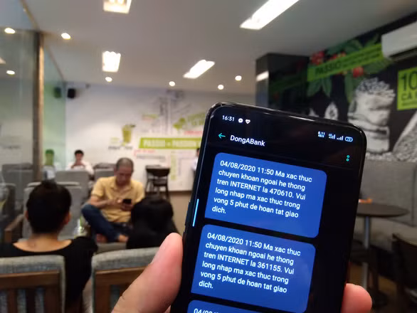  Hầu hết ngân hàng ở Việt Nam đang dùng cách thức xác thực giao dịch qua tin nhắn SMS gửi đến số điện thoại khách hàng - Ảnh: ĐỨC THIỆN