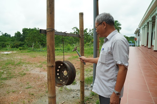Mỗi buổi sáng, ông Nguyễn Trung Chắt gõ kẻng gọi các con dạy tập thể dục ẢNH: NGỌC THẮNG