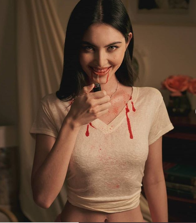 Chiều cùng ngày, sao phim Tình người duyên ma một lần nữa làm dân mạng “dậy sóng” khi tung bộ ảnh hóa trang thành Jennifer - nhân vật đình đám trong bộ phim điện ảnh Jennifer’s Body (2009). Mai Davika tái hiện lại cảnh kinh điển Jennifer dùng bật lửa đưa vào lưỡi mình ẢNH: INSTAGRAM NV