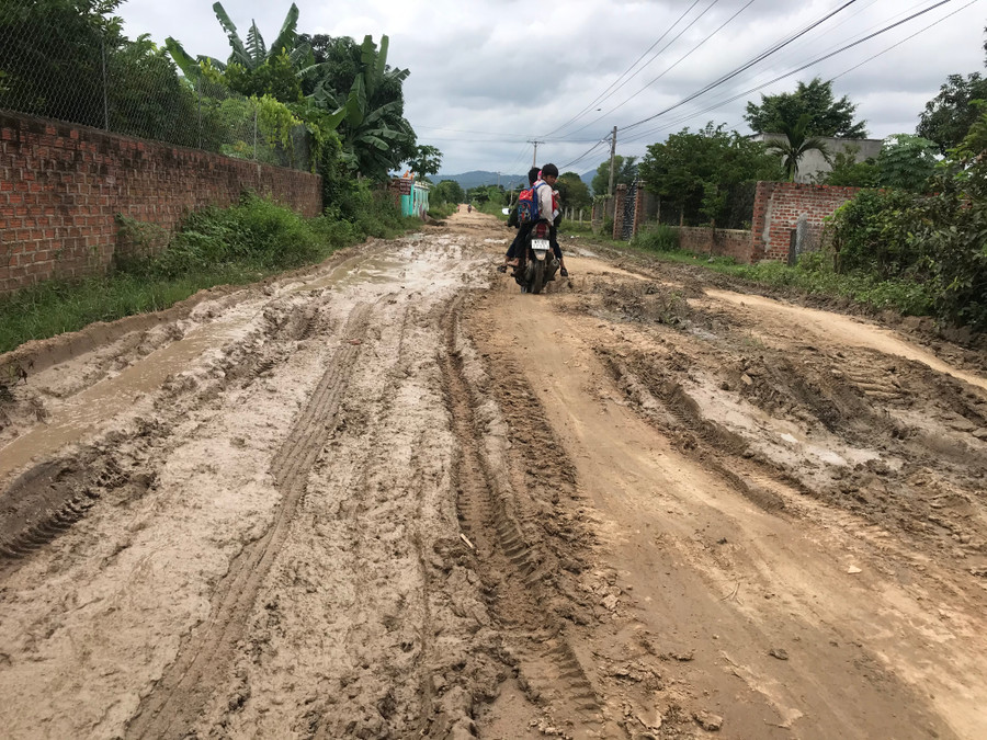 Bùn đất tràn ngập trên đường khiến việc lưu thông gặp nhiều trắc trở. Ảnh: Lê Văn Ngọc