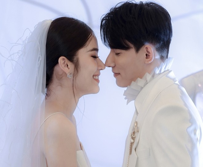 Nam Anh cùng bạn trai diện trang phục cô dâu - chú rể, không ngại tình tứ trên thảm đỏ ẢNH: NVCC